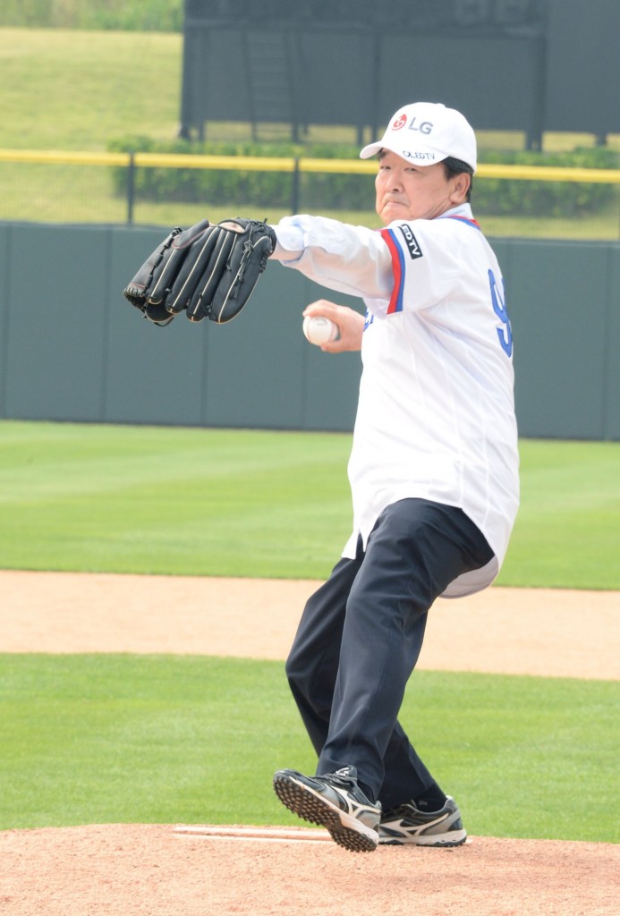 LG-CEO-throwing-the-first-ball-in-the-opening-game-at-LG-CUP-2015
